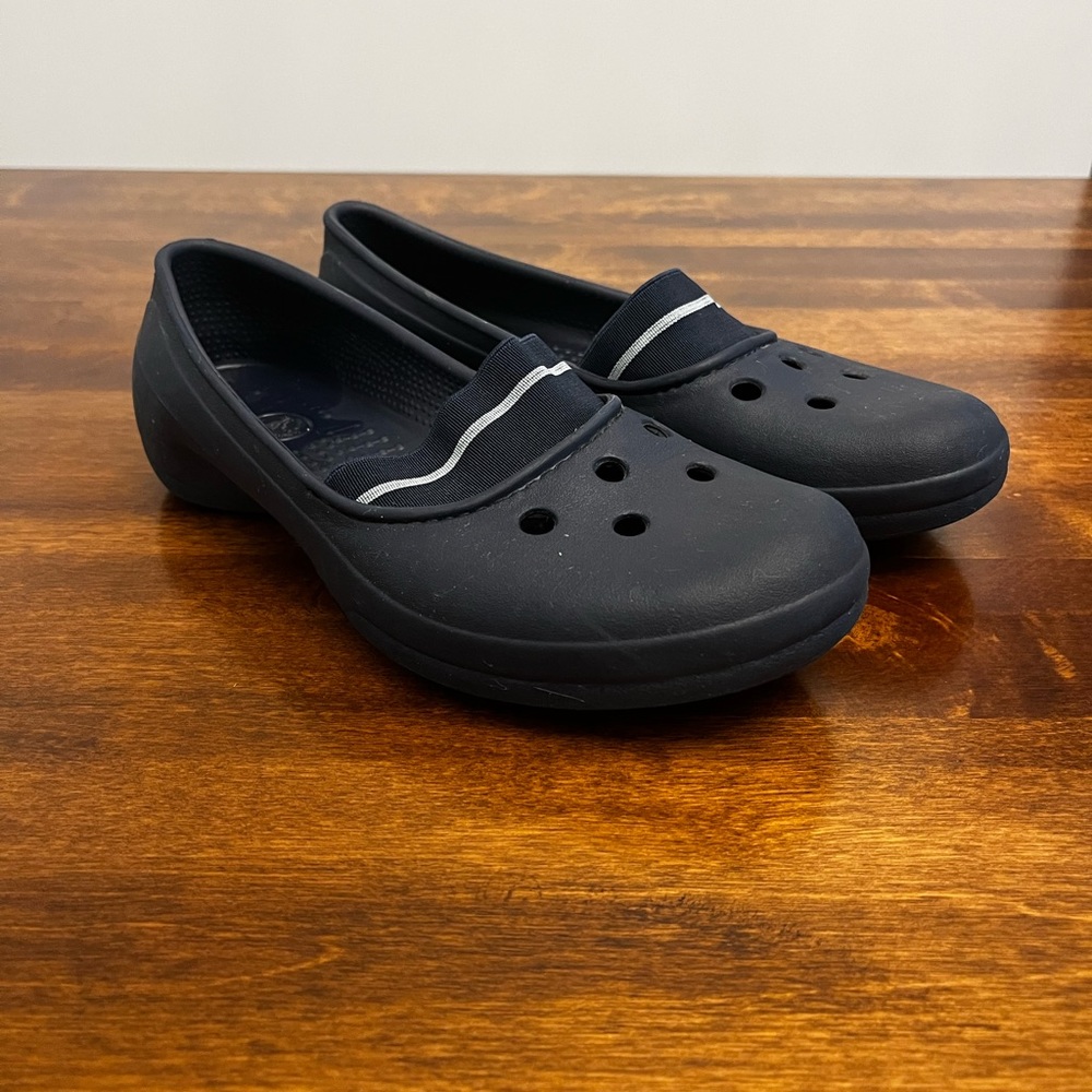 Crocs. Women’s size 7. Elastic band. Navy blue. Great condition